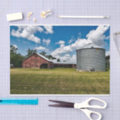広大な赤い馬小屋と巨大な穀物サイロ 薄葉紙 (クラフト)