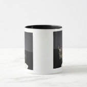 床からの銀製の虎猫猫の飲むクリーム マグカップ (中央)