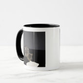 床からの銀製の虎猫猫の飲むクリーム マグカップ (正面左)