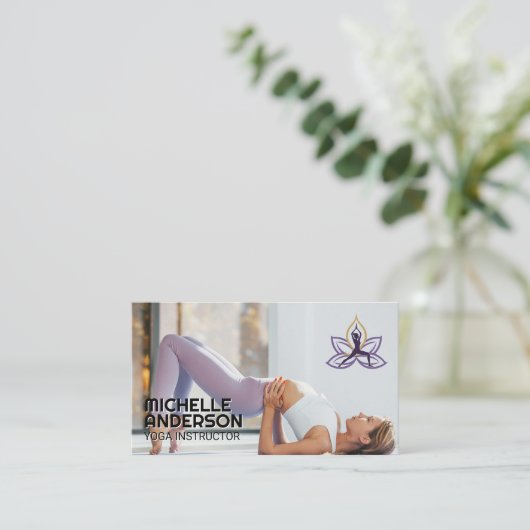 床でヨガをする女性 名刺 (スタンド正面)