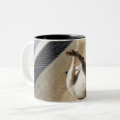 床にあっている犬 ツートーンマグカップ (正面左)