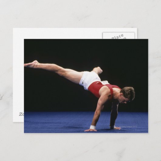 床にルーチンを形成する男性の体操選手 ポストカード (正面/裏面)