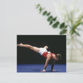 床にルーチンを形成する男性の体操選手 ポストカード (スタンド正面)