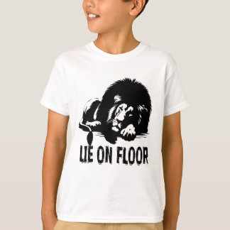 床に横たわる Tシャツ