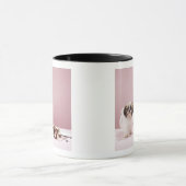 床のケーキを持つ子犬 マグカップ (中央)