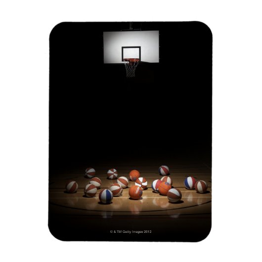 床の上に置かれている多くのバスケットボール マグネット (縦)