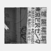 店舗標識のグレースケール写真 フリースブランケット (正面(横))