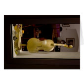 店頭に置かれたバイオリン (正面横)