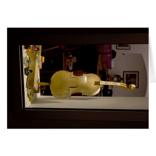 店頭に置かれたバイオリン (正面横)