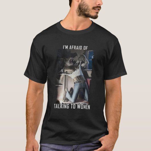 座っているオオカミ文字通り私オオカミ人巻きミームアル Tシャツ (正面)