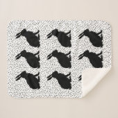 座っている黒いシルエットウサギのドットのグループ シェルパブランケット (正面(横))