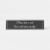 「座ってくれ。すぐに戻ってくるよ！」 デスクネームプレート (正面)