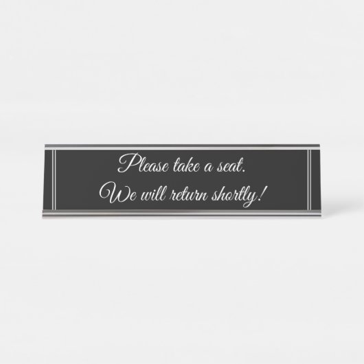「座ってくれ。すぐに戻ってくるよ！」 デスクネームプレート (正面)