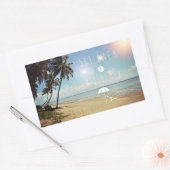 座って熱帯リラックスビーチにヤシの木 長方形シール (封筒)