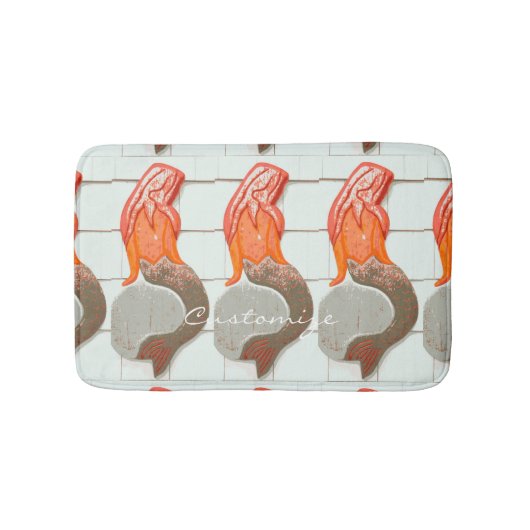 座って赤毛の人魚サンダー_コーブ バスマット (正面)