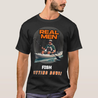 座って釣りをするのが本当の男 Tシャツ