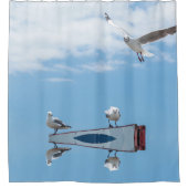 座っ飛んでいるているカモメの鳥の青い空 シャワーカーテン (正面)