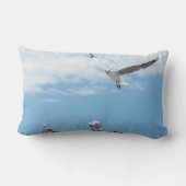 座っ飛んでいるているカモメの鳥の青い空 ランバークッション (裏面)
