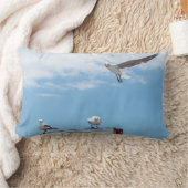 座っ飛んでいるているカモメの鳥の青い空 ランバークッション (ブランケット)