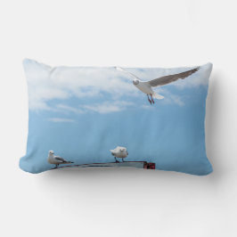 座っ飛んでいるているカモメの鳥の青い空 ランバークッション