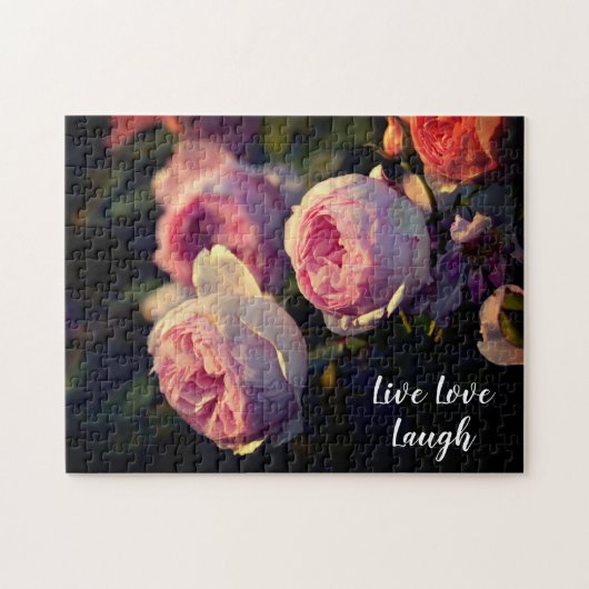 庭から咲くピンクのバラの花 ジグソーパズル (横)