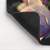 庭から咲くピンクのバラの花 マウスパッド (コーナー)