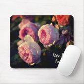 庭から咲くピンクのバラの花 マウスパッド (マウス)