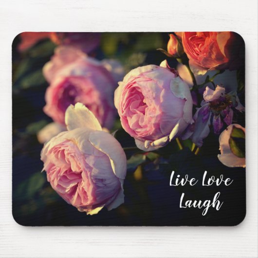 庭から咲くピンクのバラの花 マウスパッド (正面)