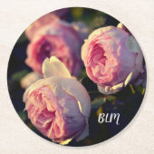 庭から咲くピンクのバラの花 ラウンドペーパーコースター (正面)