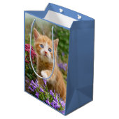 庭でかわいいジンジャーの猫を子猫に ミディアムペーパーバッグ (裏面アングル)