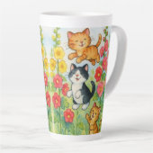 . .庭でゴロゴロする田舎猫 カフェラテマグ (右アングル)