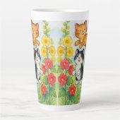 . .庭でゴロゴロする田舎猫 カフェラテマグ (正面)