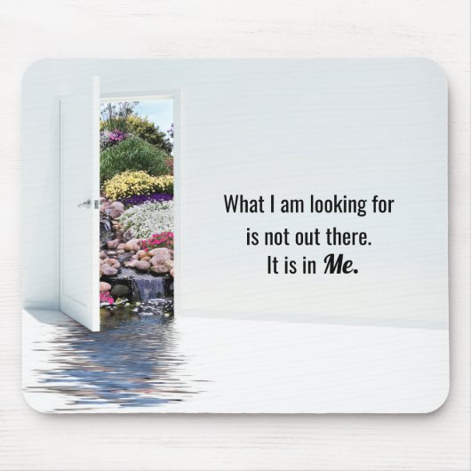 庭でドアを開ける マウスパッド (正面)