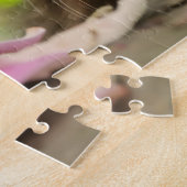 庭で休む可愛いメインのクーンの子猫 –  ジグソーパズル (側面)