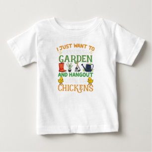 庭で作業して鶏たちと遊ぶだけでいいのに ベビーTシャツ