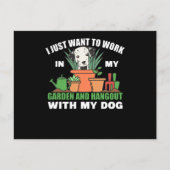庭で働いて犬ぶら下がったと一緒に外出する ポストカード (正面)