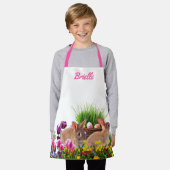 庭で子供の復活祭バニーをパーソナライズ エプロン (着用した状態)