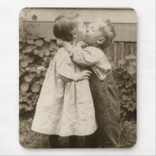 庭で接吻している子供のヴィンテージ愛写真 マウスパッド