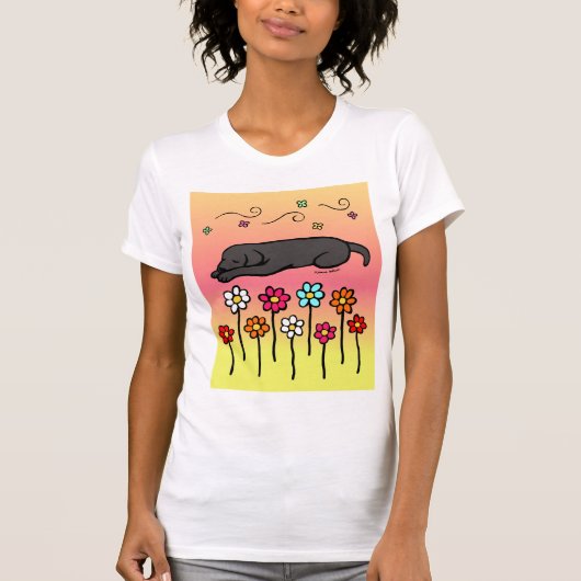 庭で眠る黒いラブラドール Tシャツ (正面)