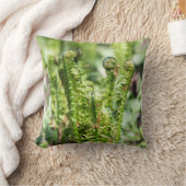 庭で若いシダを目覚めさせる クッション (ブランケット)