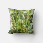 庭で若いシダを目覚めさせる クッション (正面)