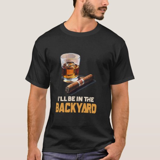 庭にいます - 葉巻とバーボン Tシャツ (正面)