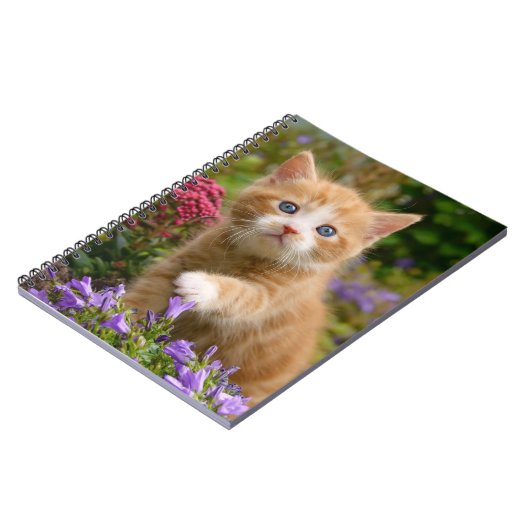 庭にかわいいショウガの子猫 ノートブック (左側)