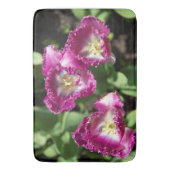 庭にかわいい紫のチューリップ バスマット (正面縦)