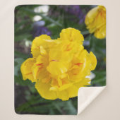 庭にかわいい黄色いチューリップ シェルパブランケット (正面)
