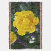 庭にかわいい黄色いチューリップ スローブランケット (正面縦)