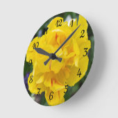 庭にかわいい黄色いチューリップ ラウンド壁時計 (傾斜)