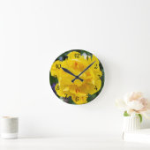 庭にかわいい黄色いチューリップ ラウンド壁時計 (ホーム)