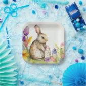 庭に卵を色彩の鮮やか持つイースターバニー ペーパープレート (パーティー)