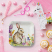 庭に卵を色彩の鮮やか持つイースターバニー ペーパープレート (パーティー)